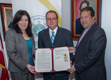 Reconocimiento en el Senado de Puerto Rico por el premio de Médico Naturopático del Año, agradeciendo apoyo y compañía.