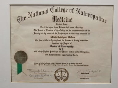 Diploma de Medicina Naturopática del Dr. Efraín Rodríguez en NCNM, un logro destacado en la salud natural