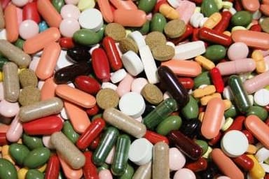 Análisis de los riesgos de los suplementos de calcio y vitamina D en la salud, destacando su uso bajo supervisión médica.