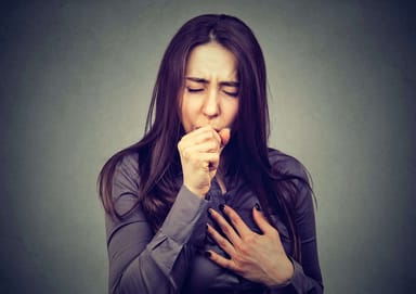 Mujer tosiendo, estudio científico demuestra beneficios de homeopatía en pacientes con Enfermedad Pulmonar Obstructiva Crónica (COPD)