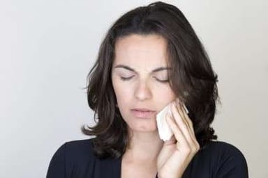 Imagen que ilustra la conexión entre la homeopatía y la medicina naturopática en el tratamiento de la depresión.
