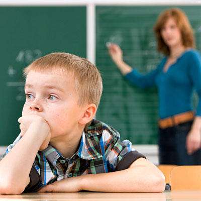 Tratamientos naturopáticos para déficit de atención e hiperactividad en niños, clave en progreso académico y disciplina escolar.
