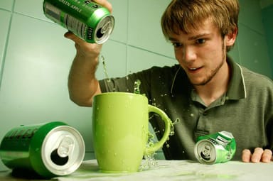 Imagen de bebidas energizantes que pueden ser peligrosas debido a altos niveles de cafeína y extractos naturales.