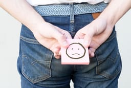 Testimonio de tratamiento alternativo para hemorroides mediante acupuntura y homeopatía en joven adulta.