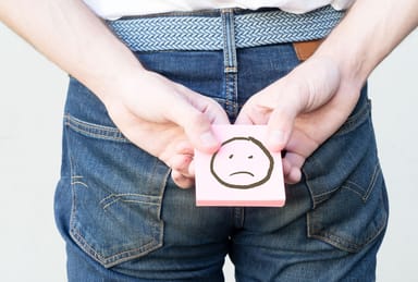 Testimonio de tratamiento alternativo para hemorroides mediante acupuntura y homeopatía en joven adulta.