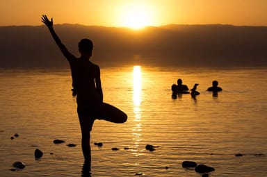 Tratamientos de yoga para mejorar salud física y mental, con beneficios cardíacos y neurotransmisores