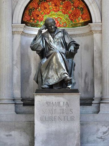 Monumento al Dr. Samuel Hahnemann en Washington DC, celebrando la Semana de la Homeopatía.