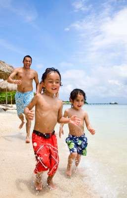 Niños corriendo en un parque, representación de la medicina natural para tratar enfermedades pediátricas crónicas.