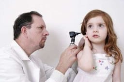 Imagen que ilustra la homeopatía como tratamiento natural para infecciones de oído en niños.