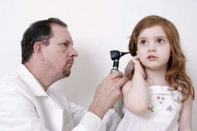Imagen que ilustra la homeopatía como tratamiento natural para infecciones de oído en niños.