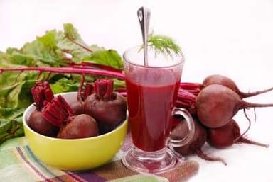Remolacha fresca recomendada por estudios para reducir la hipertensión y mejorar la salud cardiovascular.