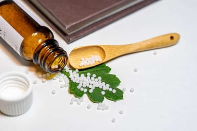 Un libro sobre la homeopatía que explora su uso y controversias en la medicina alternativa, destacando datos interesantes.