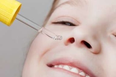 Imagen que ilustra la sinusitis y su tratamiento naturopático, destacando síntomas y alternativas a antibióticos.